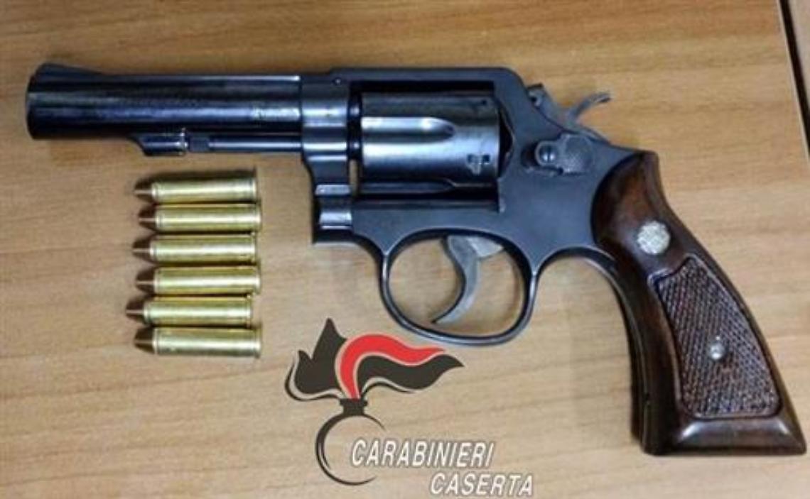 Minaccia ex e compagno con la pistola davanti scuola