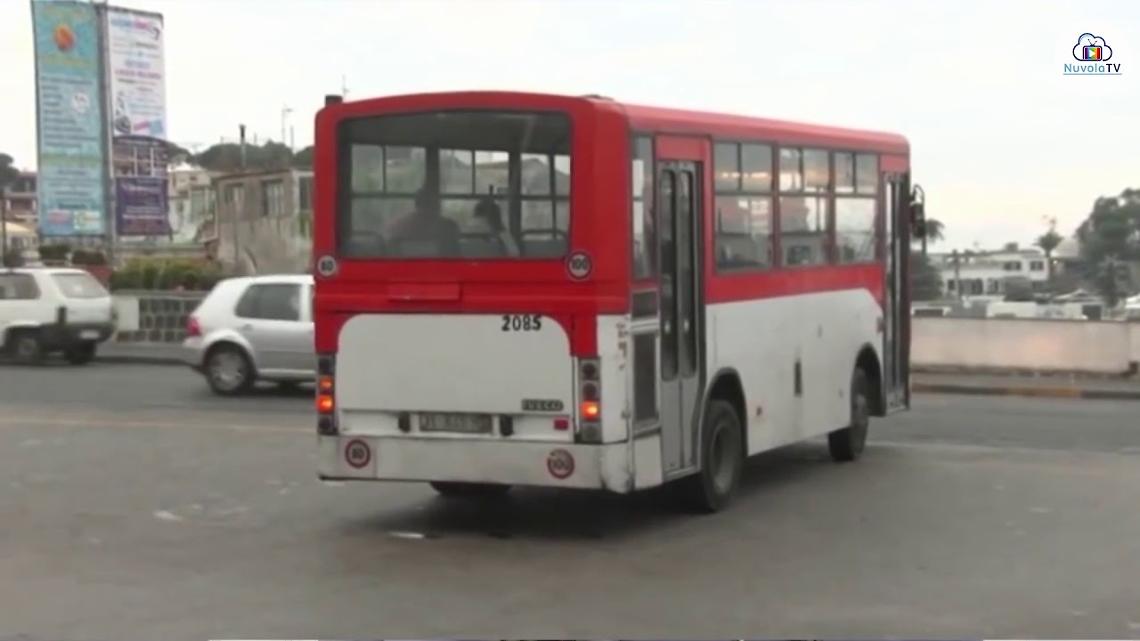 Minaccia i passeggeri del bus con un coltello, arrestato