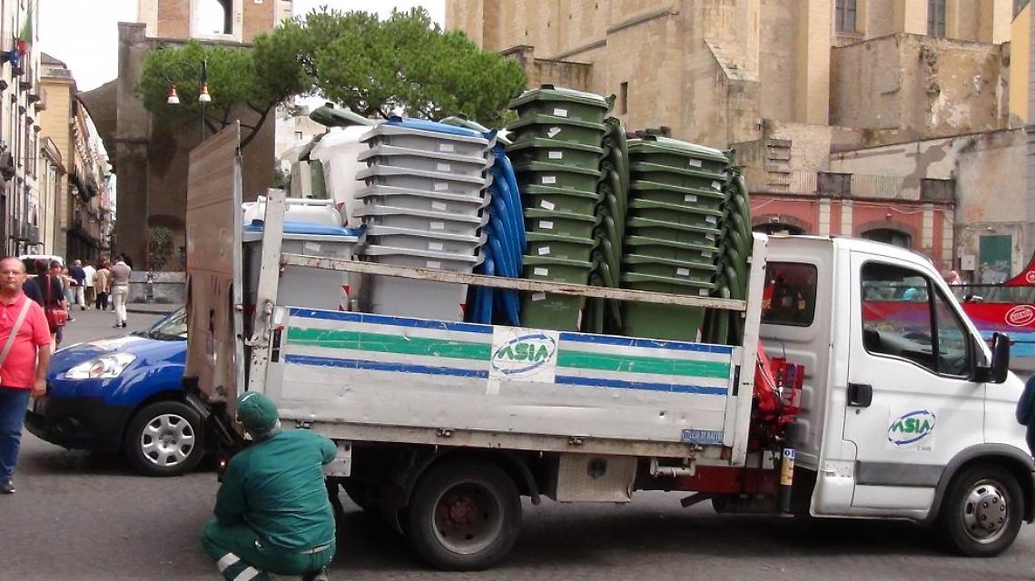 Rifiuti, raccolta differenziata porta a porta ai Quartieri Spagnoli