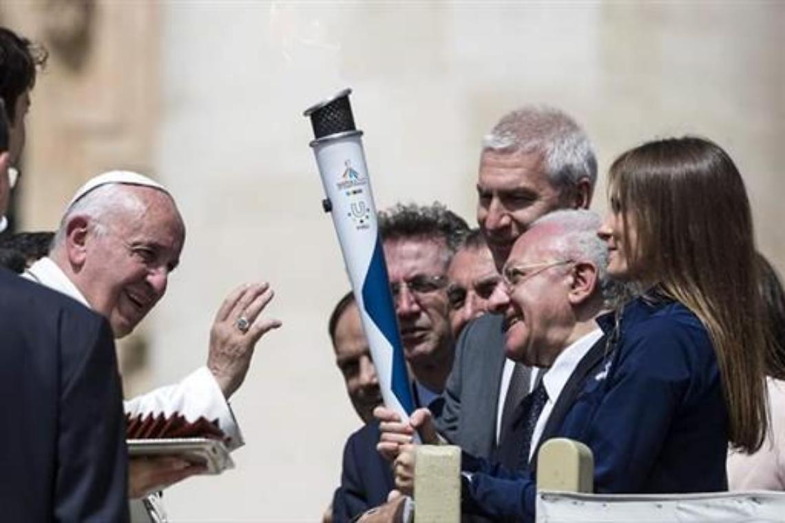 Universiadi, Papa Francesco benedice la torcia