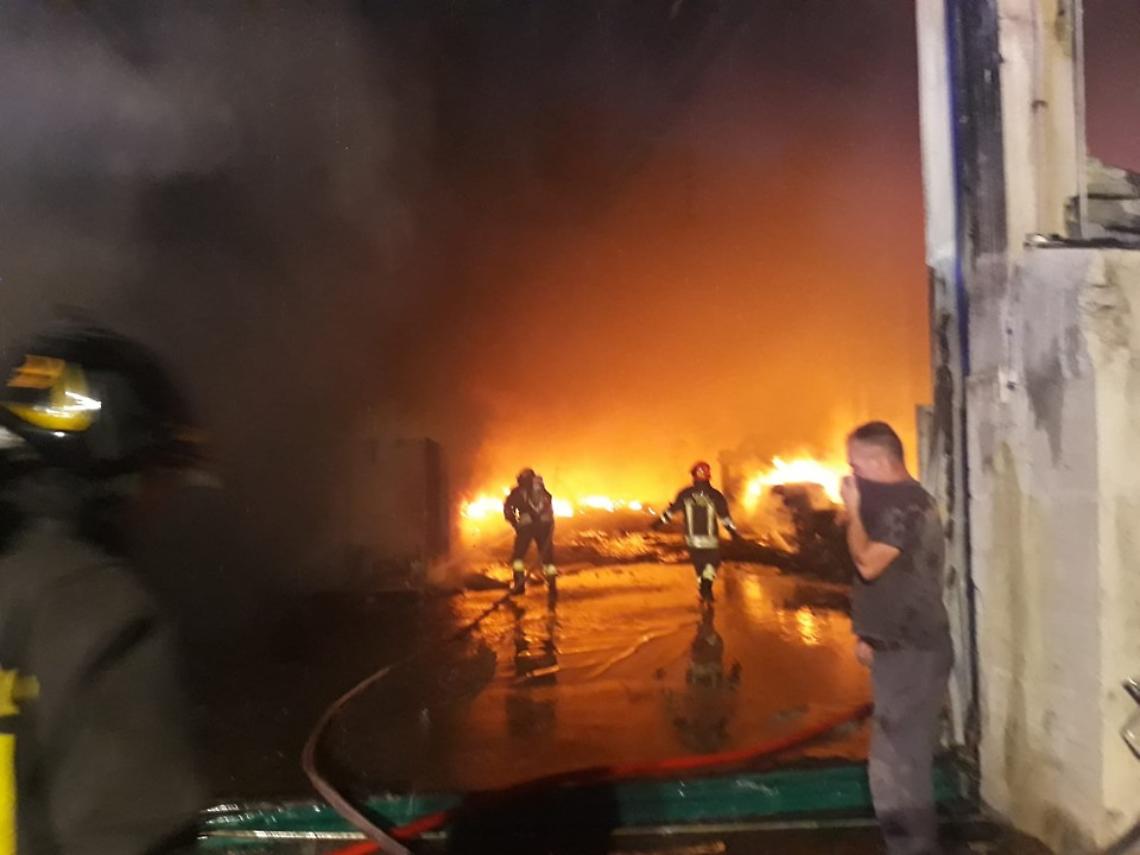 Vasto incendio a Sant'Antonio Abate, brucia capannone della Am Tecnology