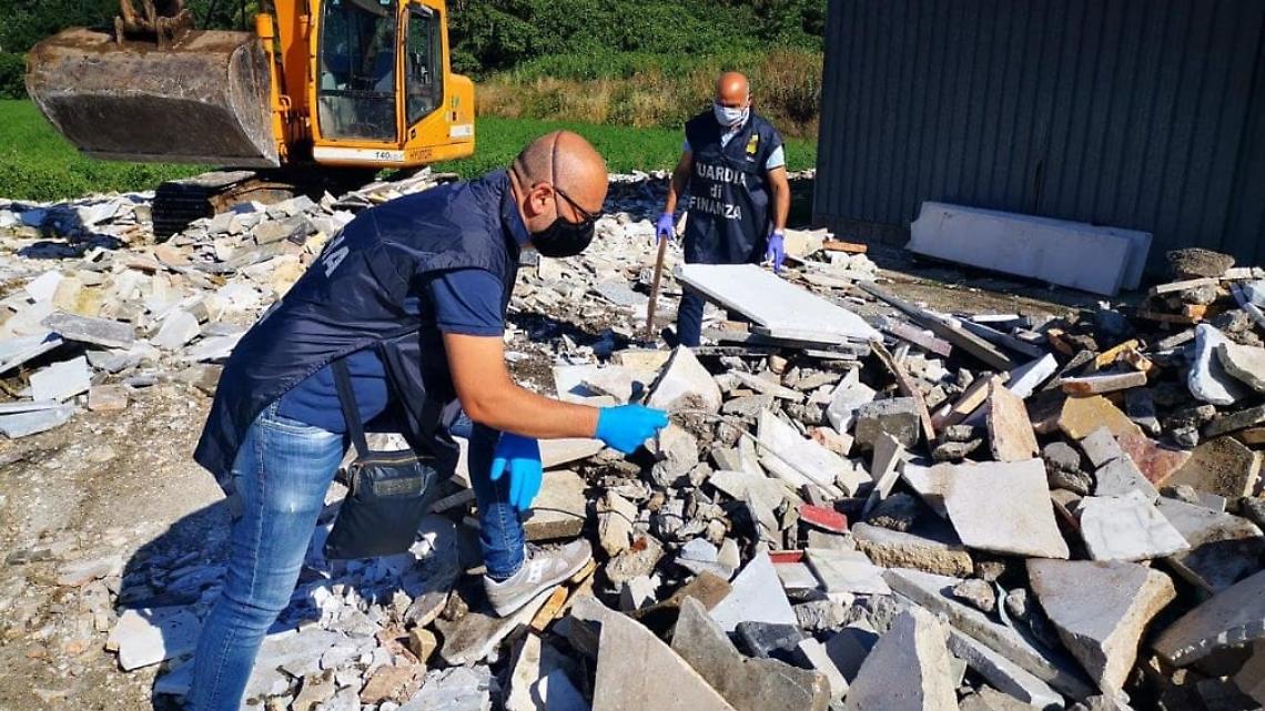 Capua, scoperti a interrare rifiuti edili e scarti di lavorazione del marmo