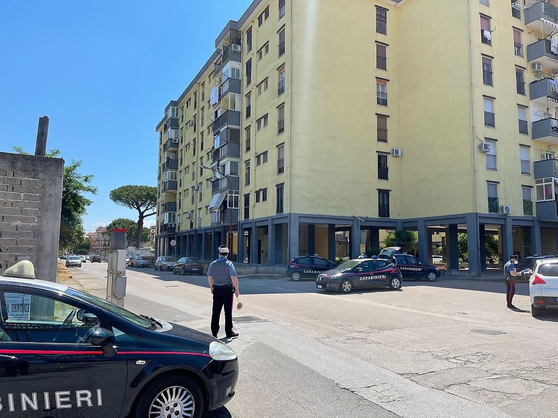 Controlli dei carabinieri in rione 167 ad Arzano
