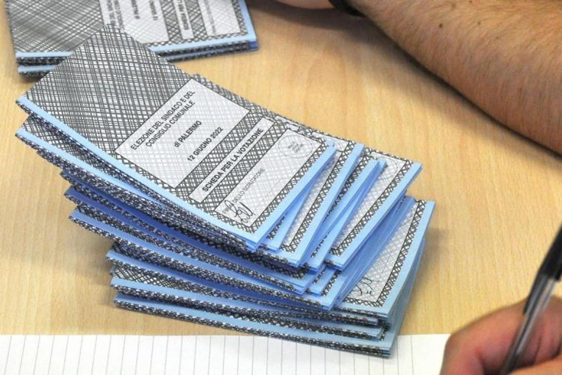 Caos seggi a Palermo, ritardi nel voto. Musumeci: «Si voti anche domani»