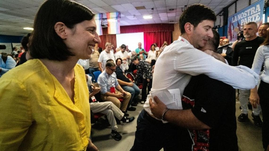 Schlein a Napoli per l'ultima assemblea di Art. 1: «Torniamo a fare la sinistra»
