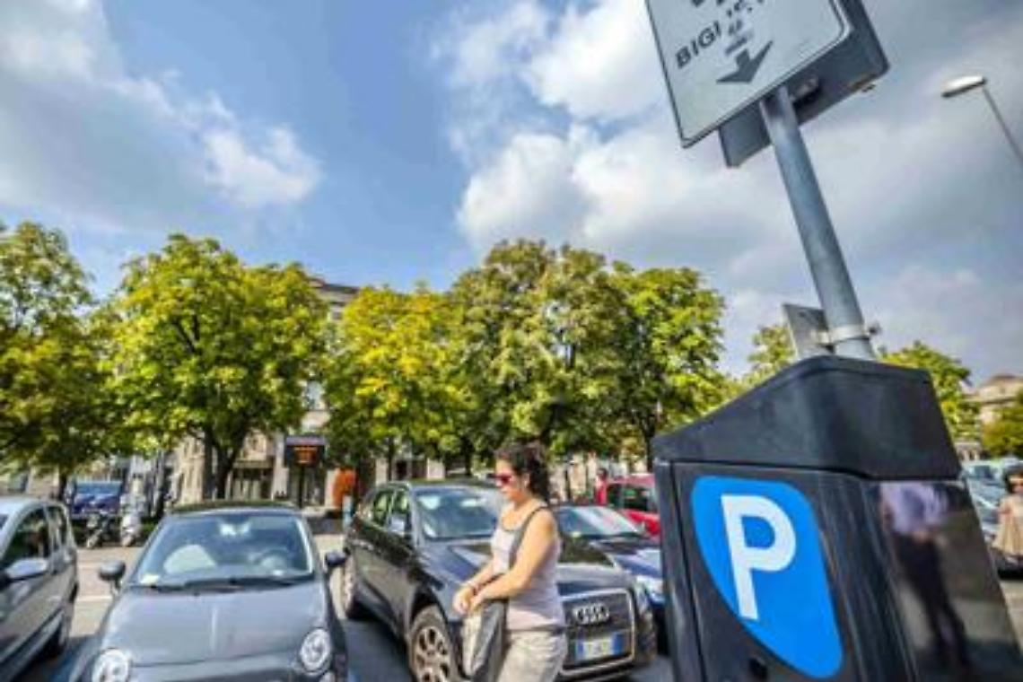 Strisce blu, &laquo;se il parchimetro non ha il bancomat il parcheggio &egrave; gratis&raquo;
