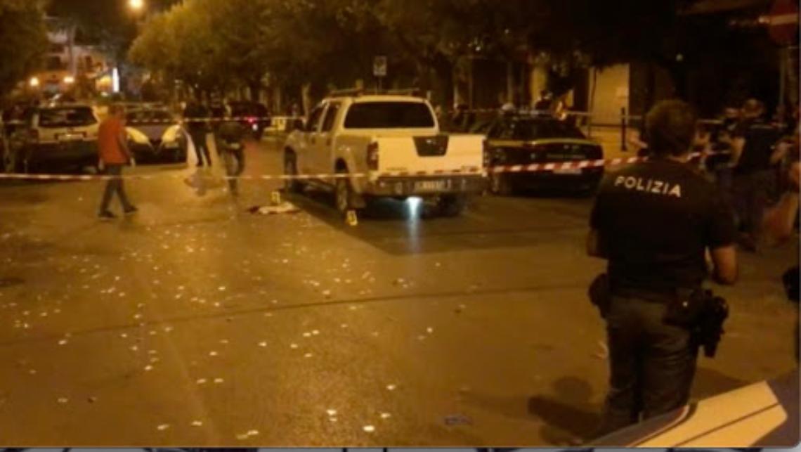 Pregiudicato ucciso in strada durante i festeggiamenti dell’Italia: «Era in moto col nipote di 10 anni»