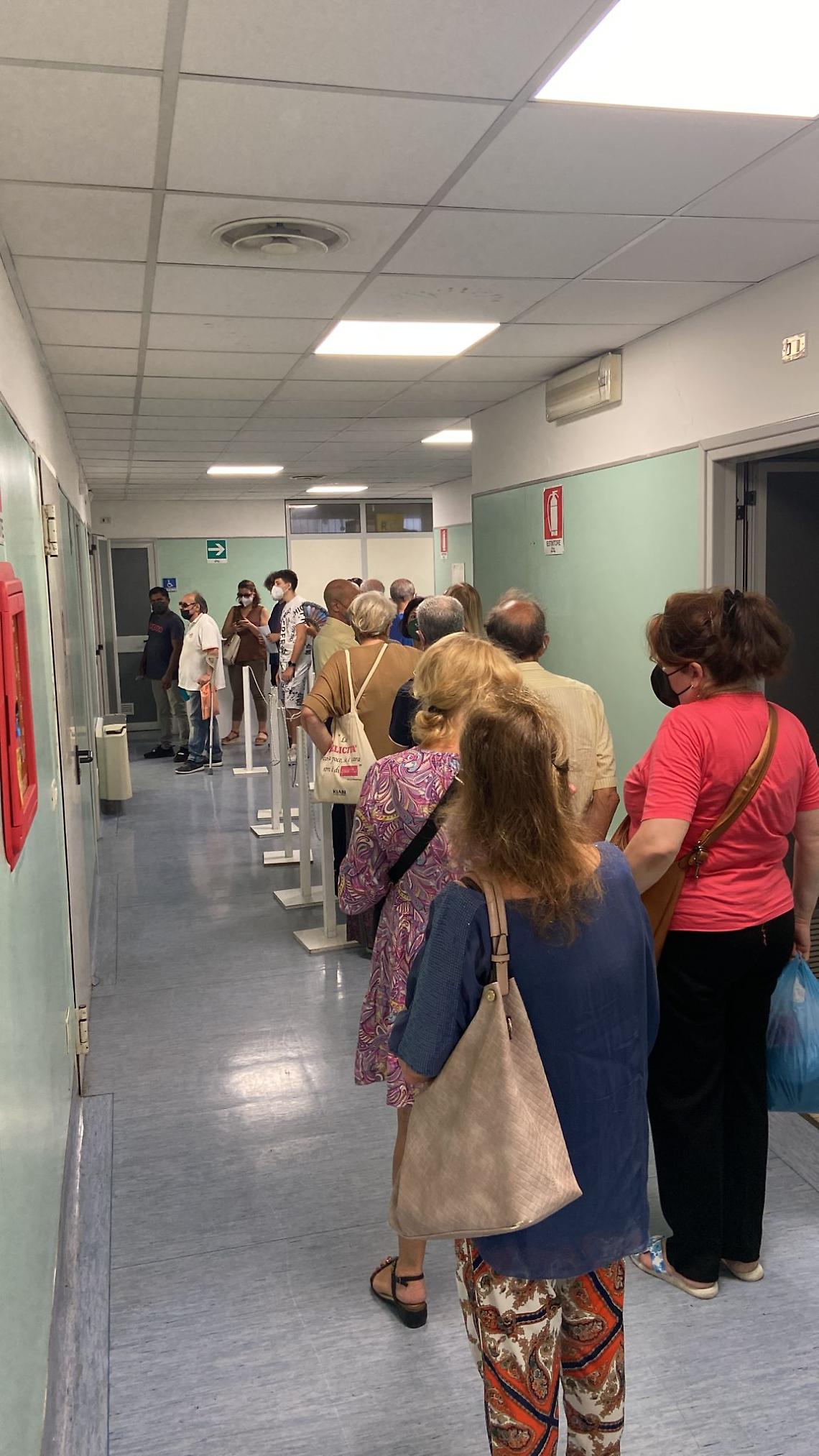 Over 60, a Napoli già file per la quarta dose di vaccino