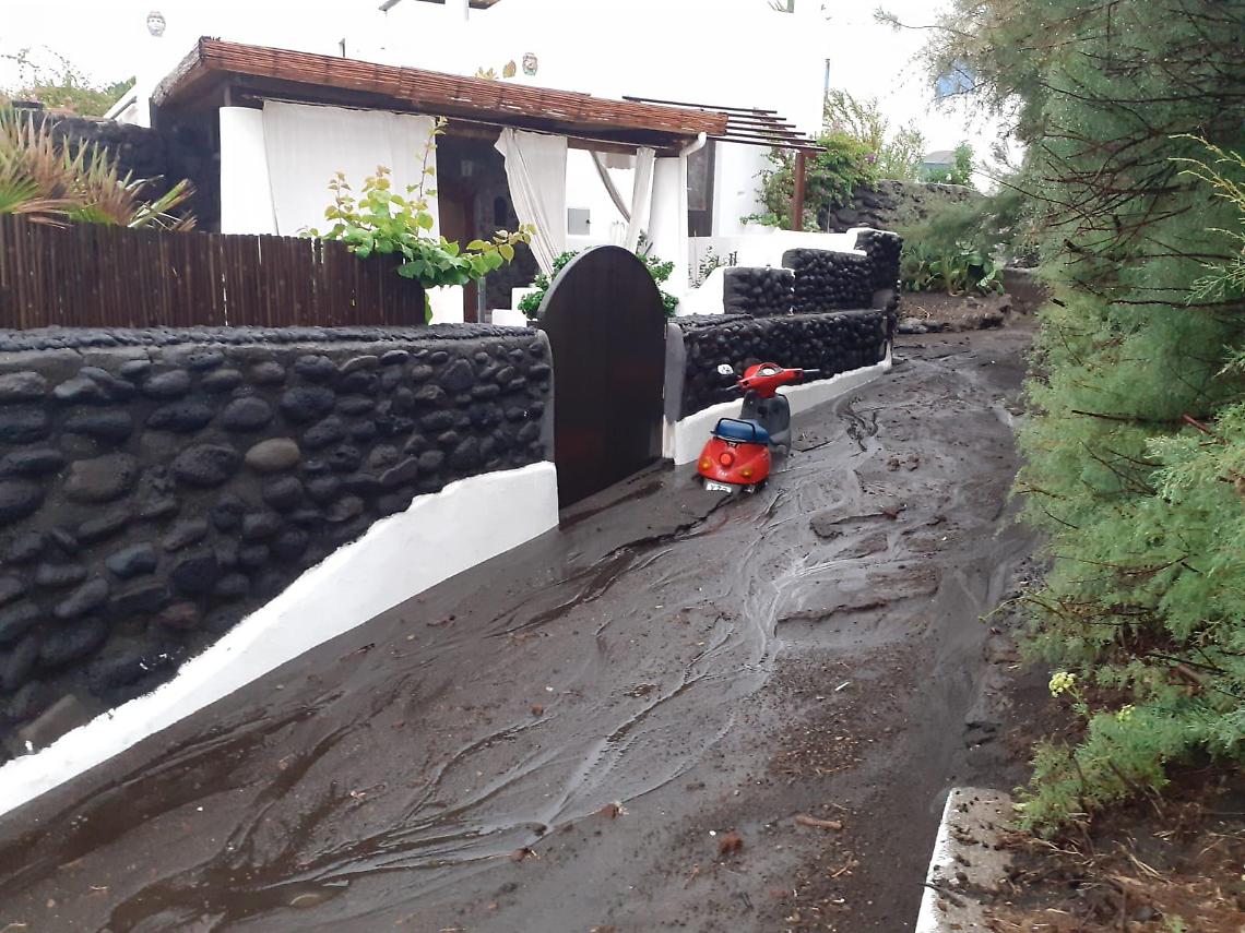 Nubifragio su Stromboli, isola invasa dal fango