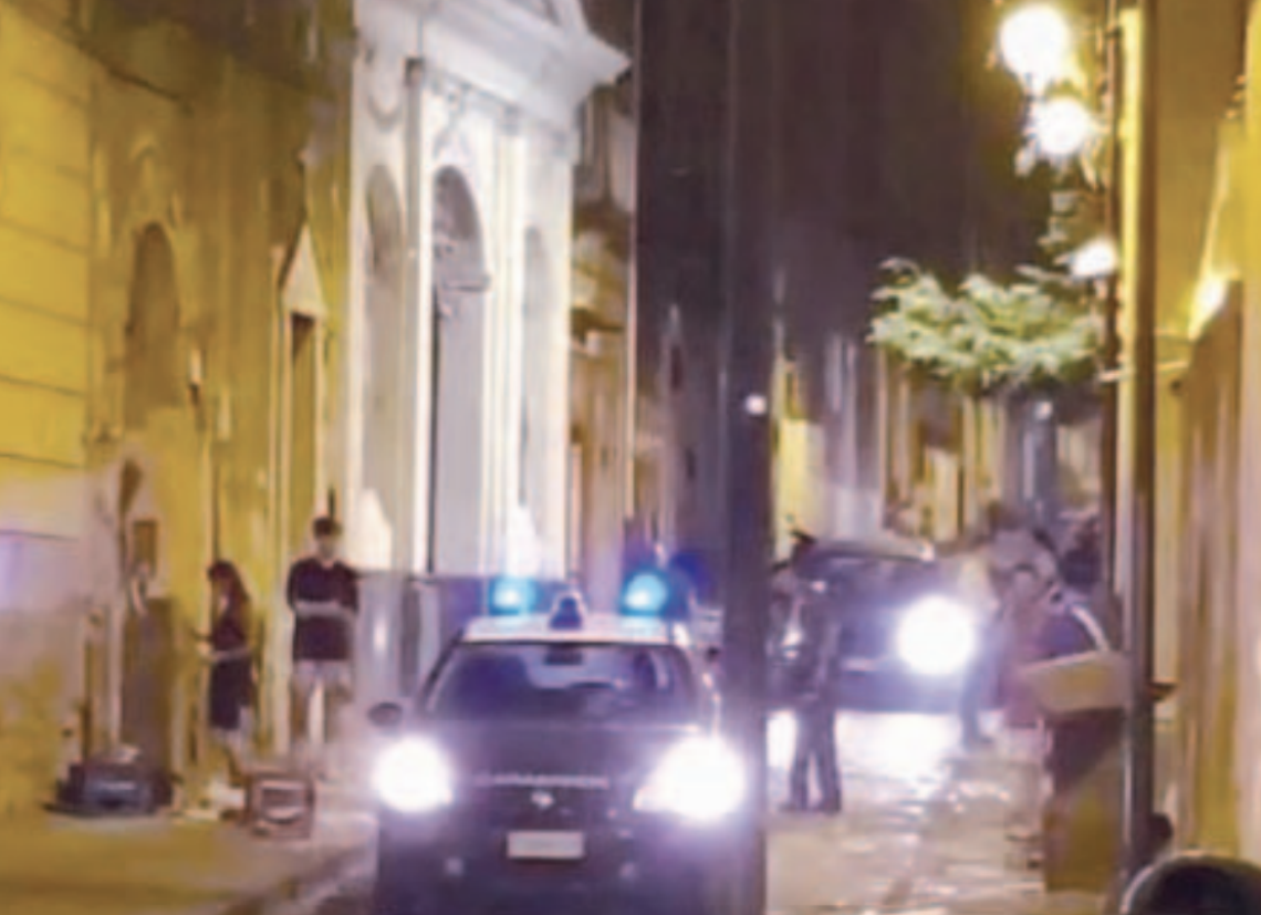 Ordigno davanti a un portone, s'indaga nel mondo dello spaccio