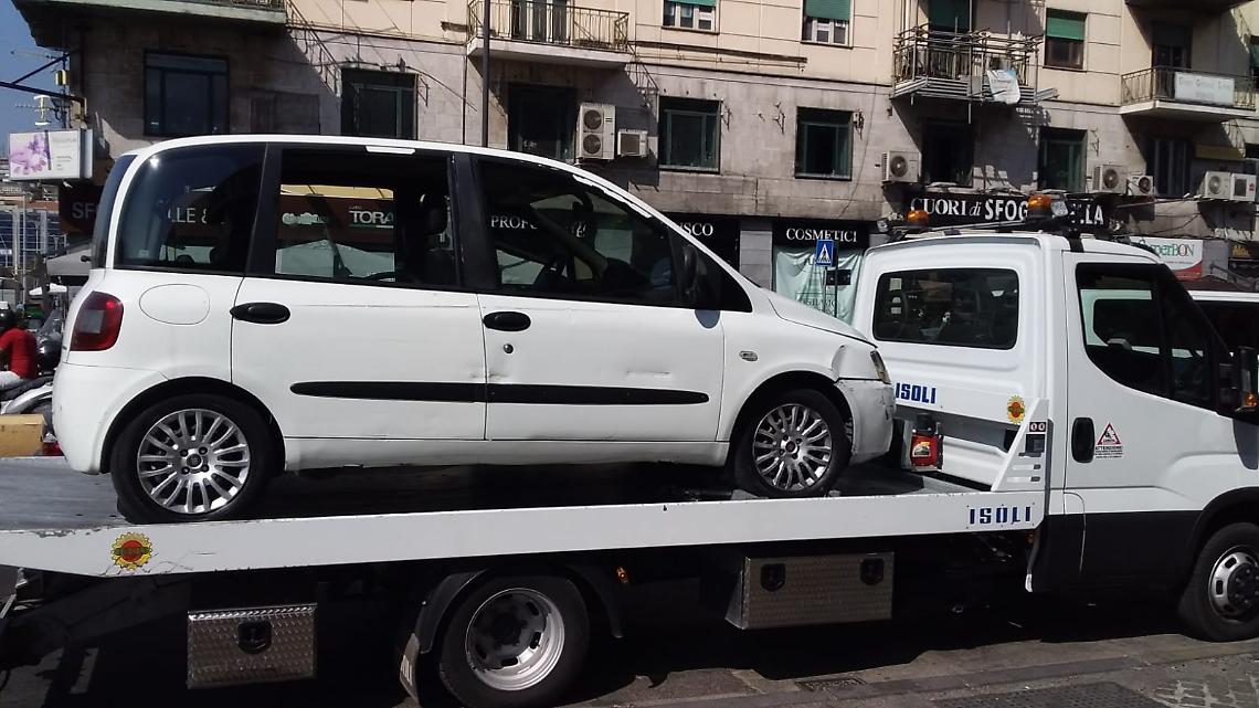 Tassisti e Ncc nel mirino della polizia locale, multe e sequestri