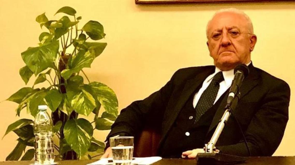 Rifiuti, De Luca: «Entro due anni Campania ripulita dalle ecoballe»