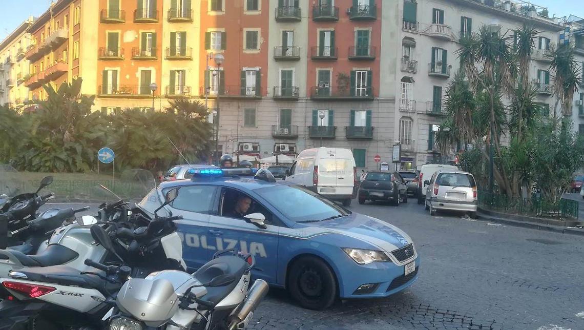 Ruba abiti in un negozio del Vomero, finisce nei guai