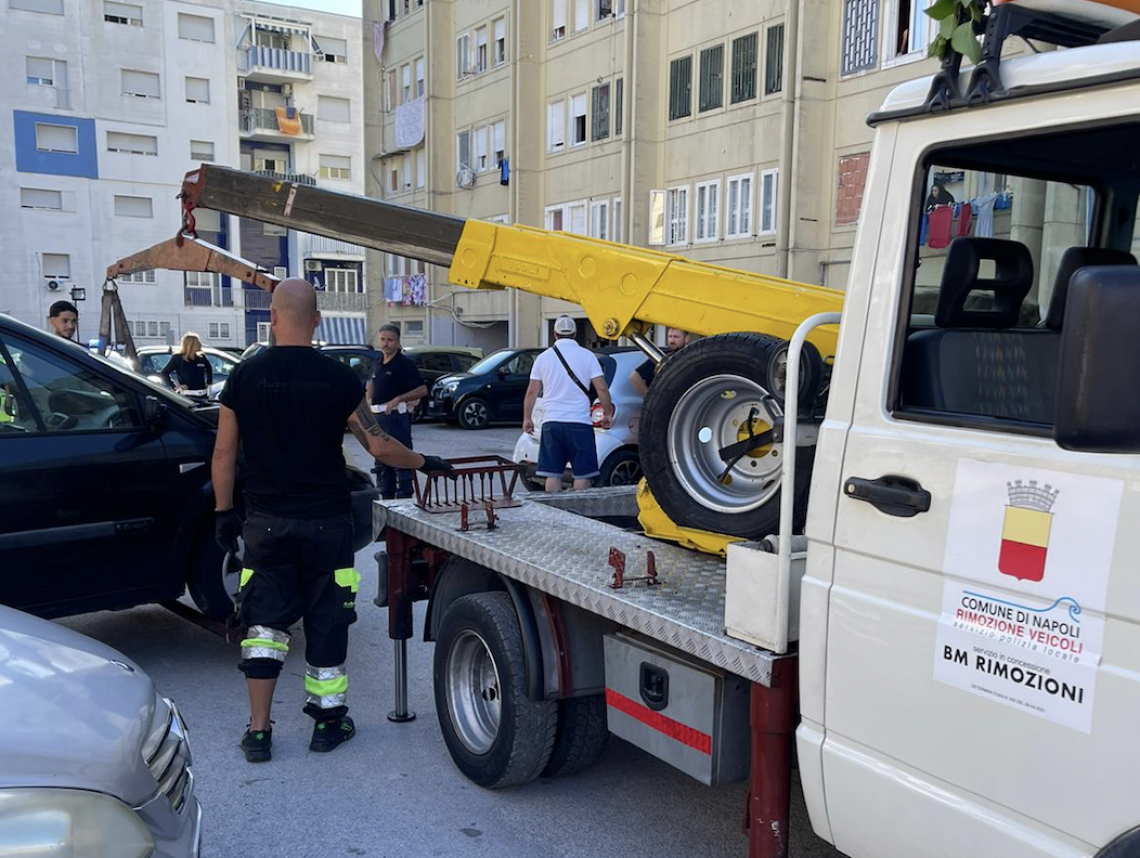 Napoli, rimossi veicoli abbandonati a Miano e Scampia