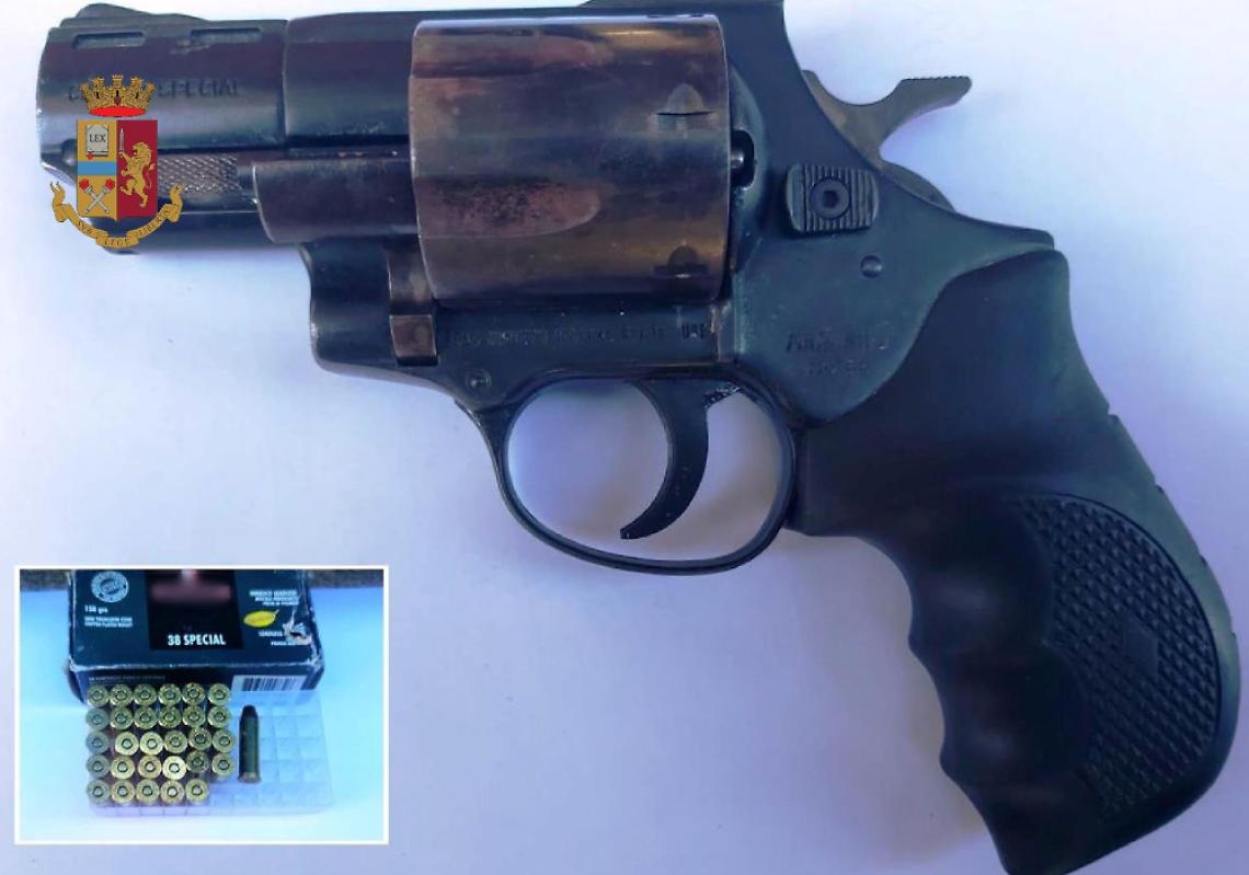 Sorpreso con una pistola e munizioni, arrestato