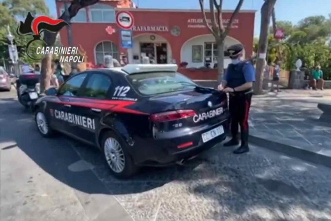 Estorsione e maltrattamenti ai genitori: arrestato