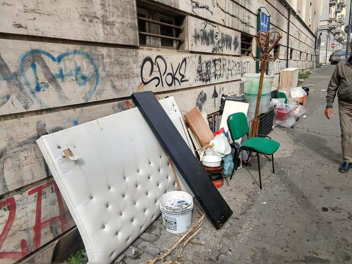 Vomero: emergenza rifiuti ingombranti abbandonati, cittadini esasperati