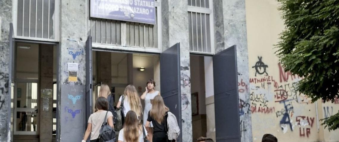 Liceo Sannazaro, bruciata la corona per le Quattro Giornate