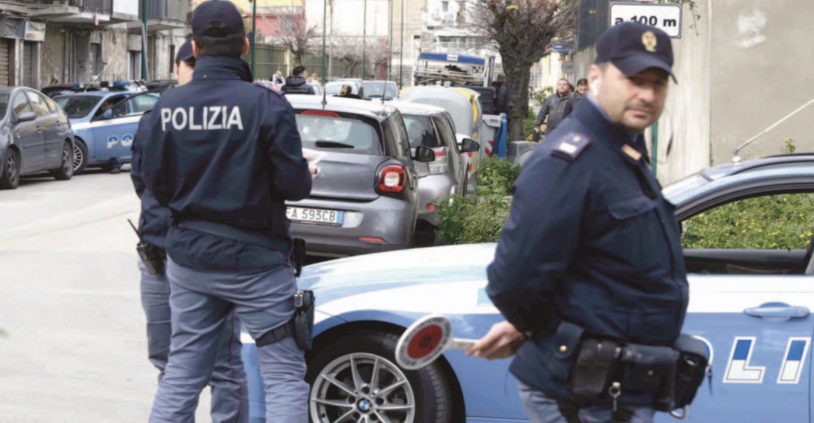 Camorra, sparatoria a Barra tra la folla