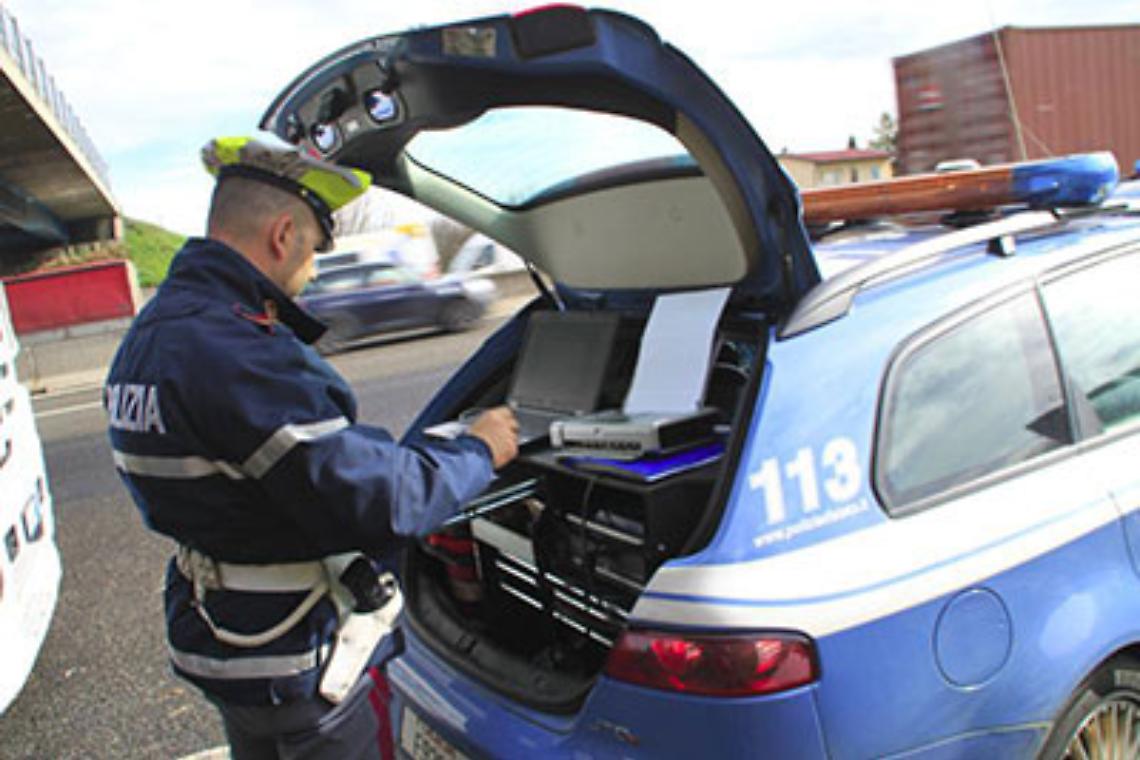 Imprenditore colto da infarto alla guida, salvato dalla Polstrada