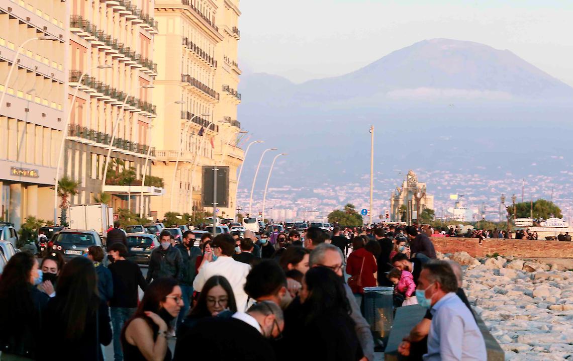 Covid a Napoli: accessi limitati per Lungomare, Plebiscito e Decumani