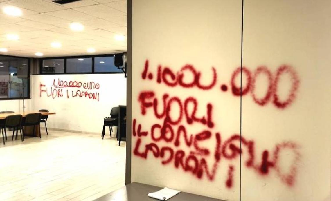Scritte offensive in Tribunale, presidente ordine avvocati: «Atto delinquenziale»