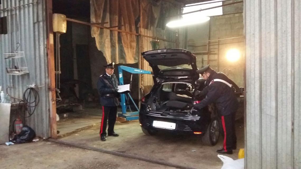 Officina "fantasma", <br>il ricettatore fugge: arrestato grazie <br>allo smartphone