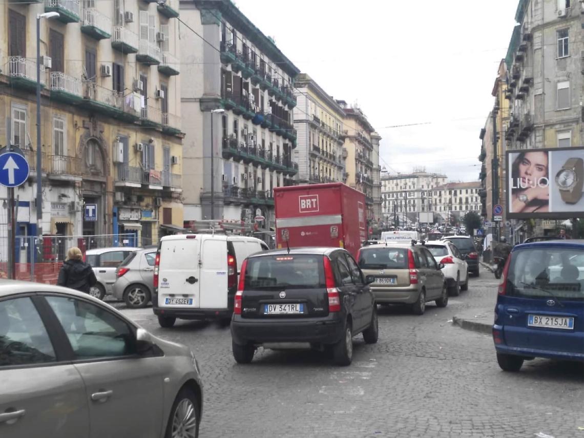 Via San Giovanni a Carbonara, il restyling è ancora un miraggio