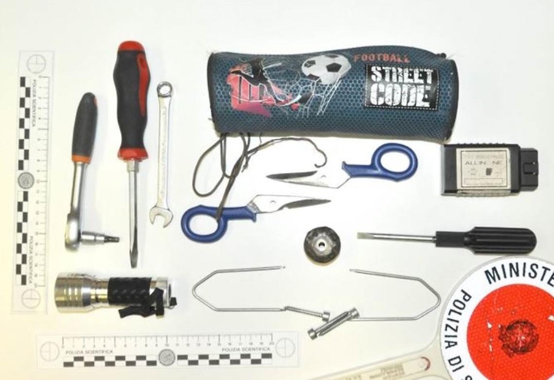 Ladri d'auto in azione al corso Europa: uno in cella, due complici in fuga