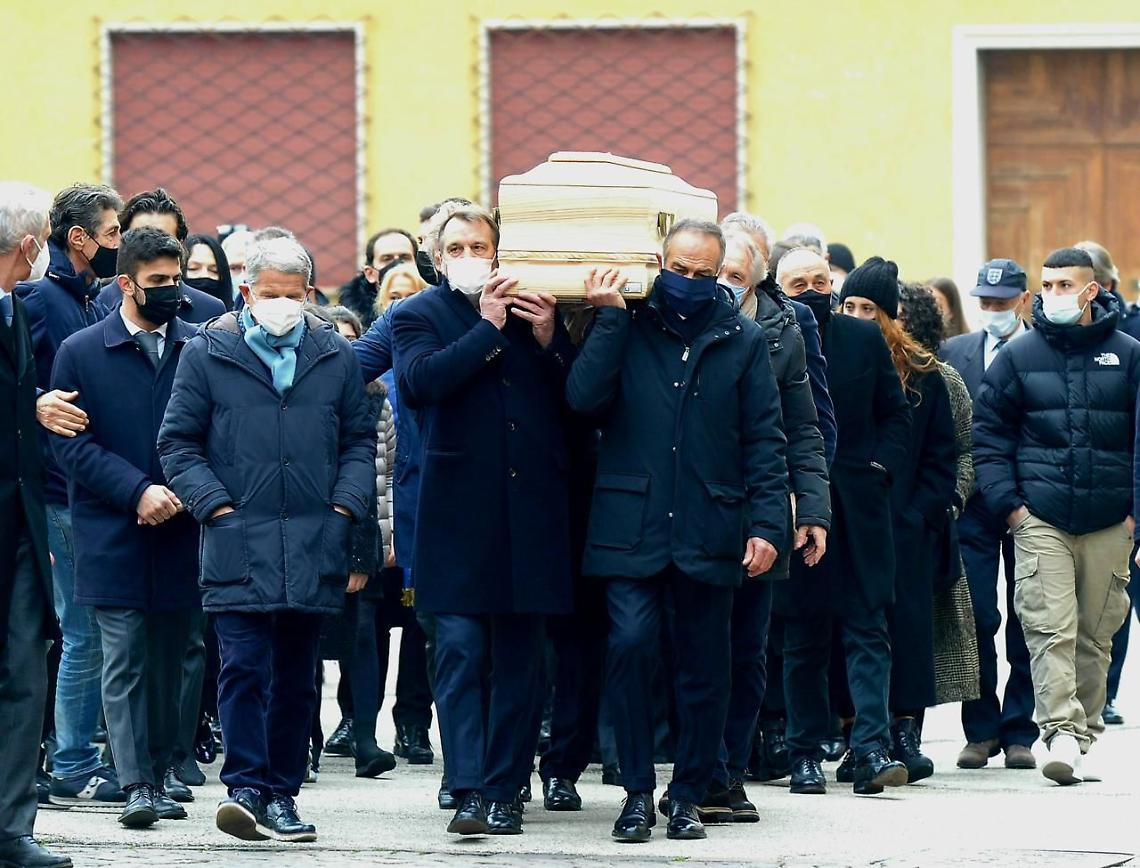 Paolo Rossi, i funerali a Vicenza: «Ciao Pablito»