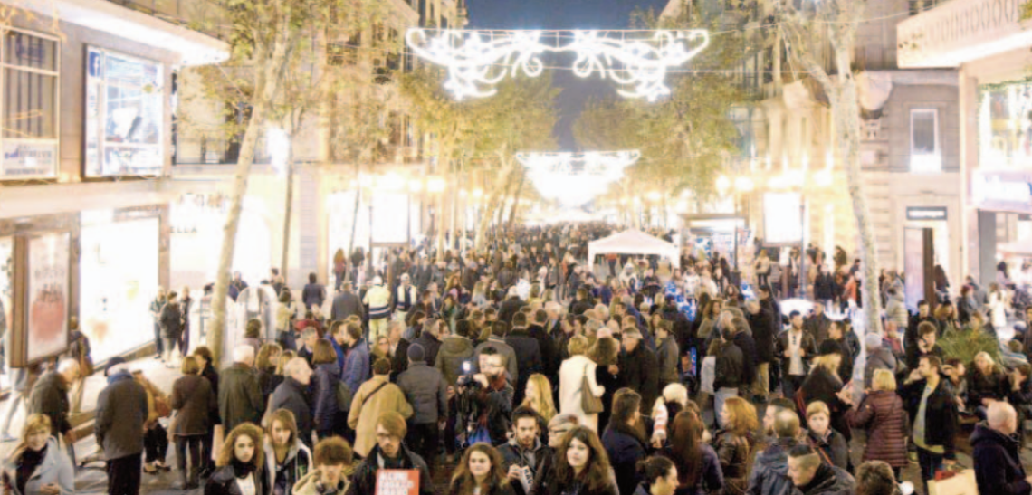 Folla nelle vie dello shopping, ma le vendite non decollano