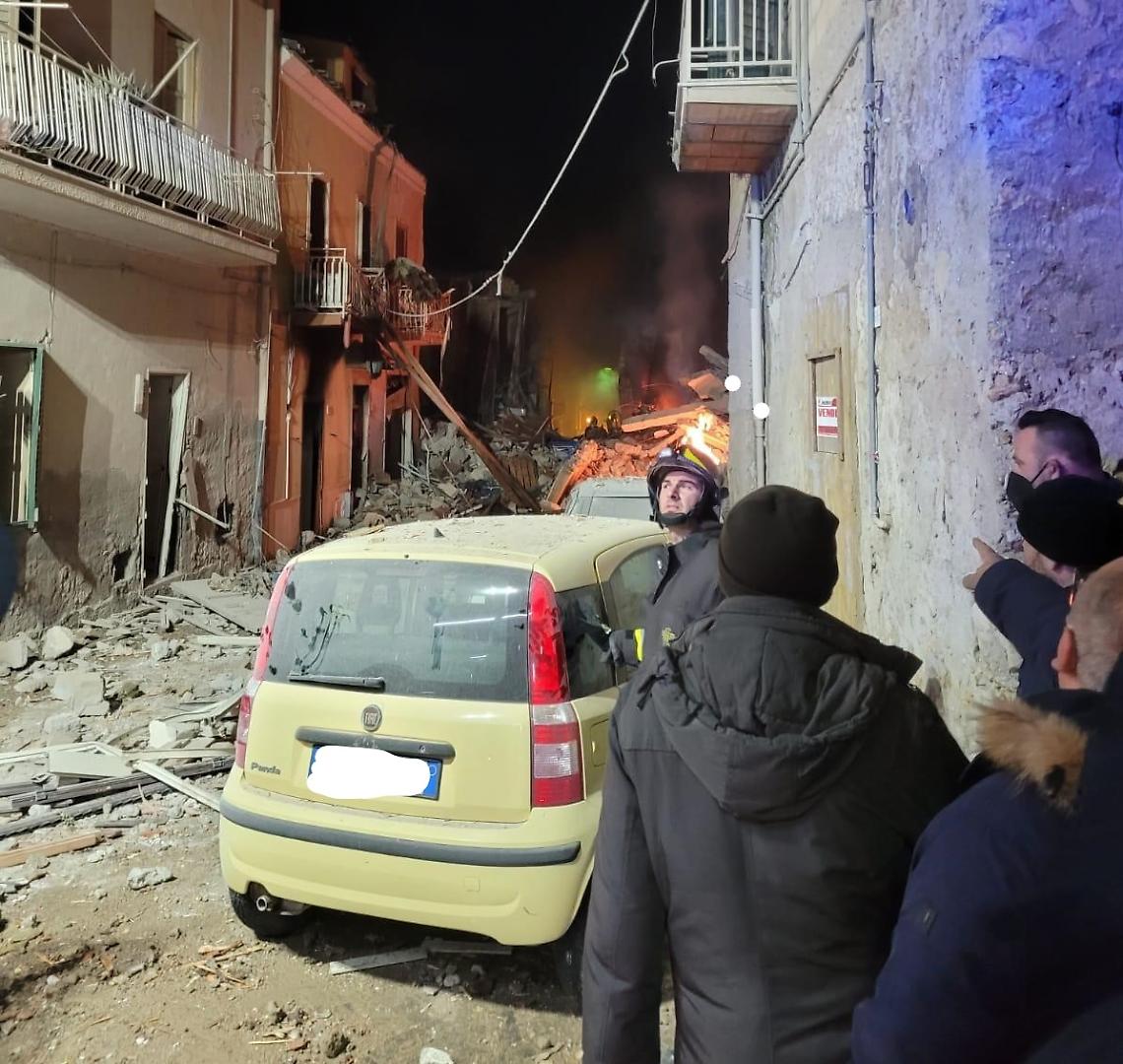 Il colonnello Vittorio Stingo: "Palazzi ingoiati da esplosione sotterranea, scenario drammatico"