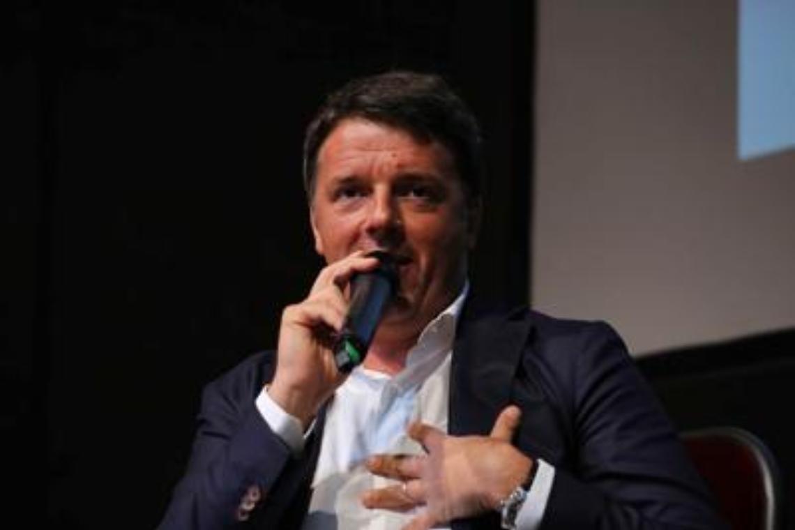 Renzi al Lingotto: <br>«La sfida è tra noi e i 5 Stelle»