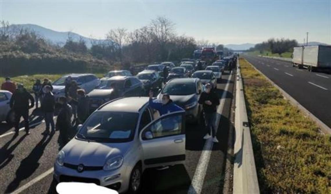 Caserta, protesta dei ristoratori: traffico in tilt sull'A1
