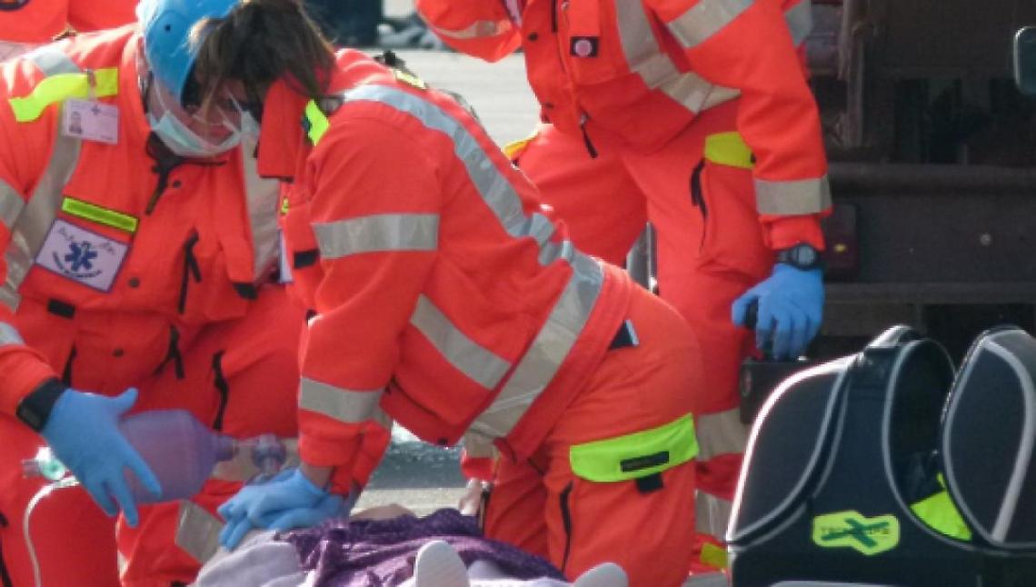 Cade nel caminetto acceso e muore tra le fiamme, tragedia nel Salernitano