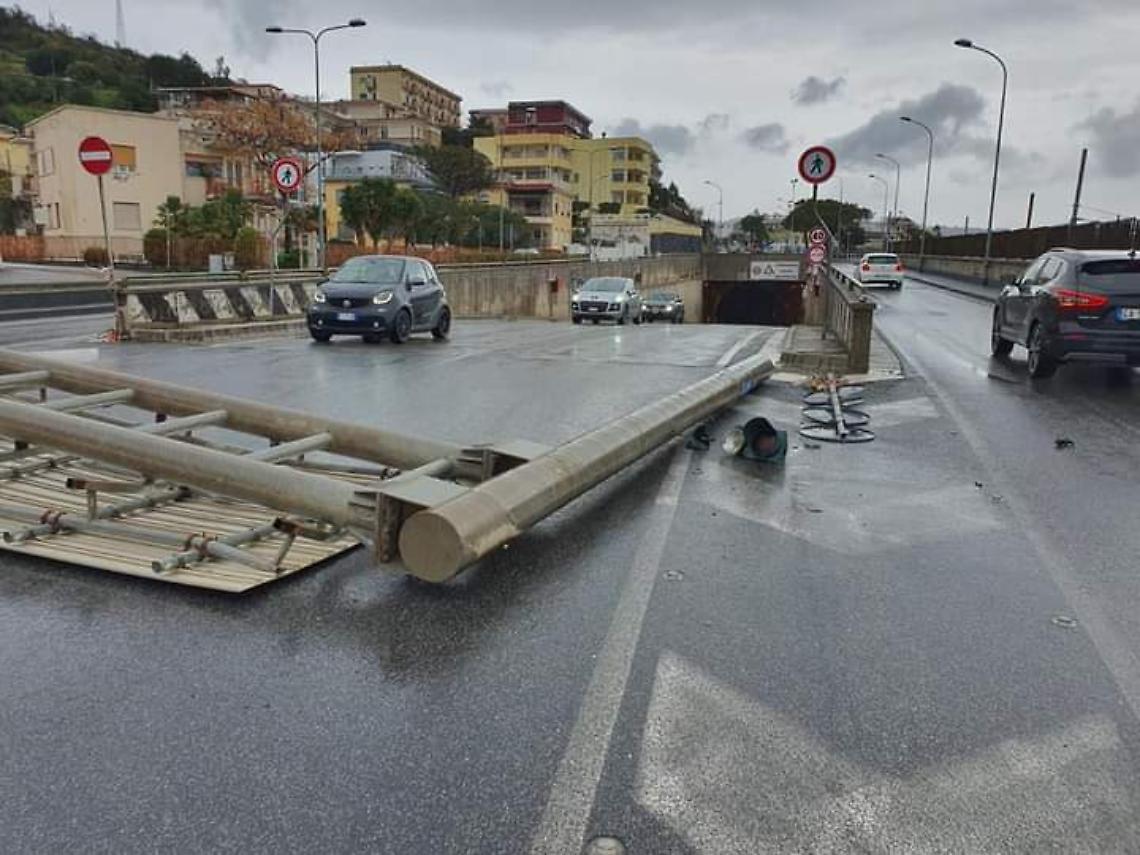 Maltempo, vento abbatte insegna stradale a Pozzuoli