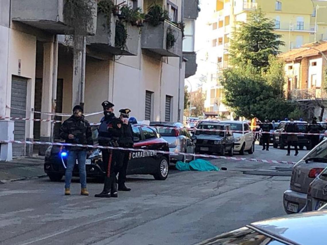 Paura in città, 72enne ucciso con decina colpi pistola