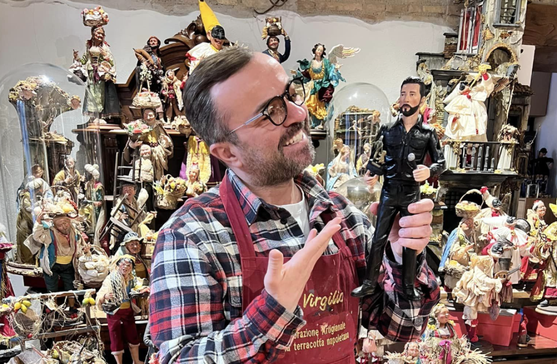 Marco Mengoni dal palco di Sanremo al presepe napoletano