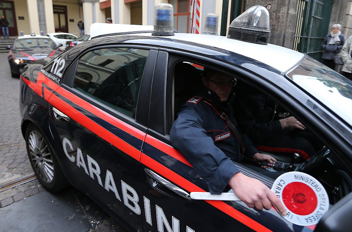 Sfonda la vetrina del supermercato con l’auto e fugge