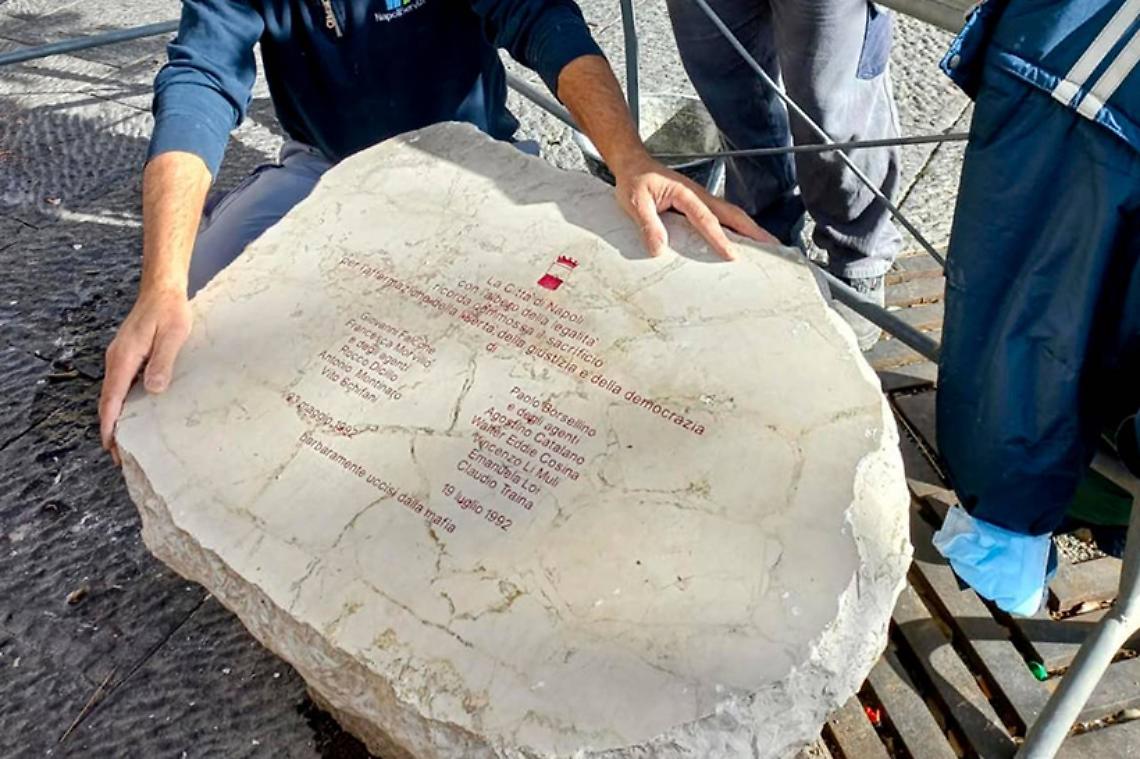 Imbrattata la targa per Falcone e Borsellino: subito ripulita