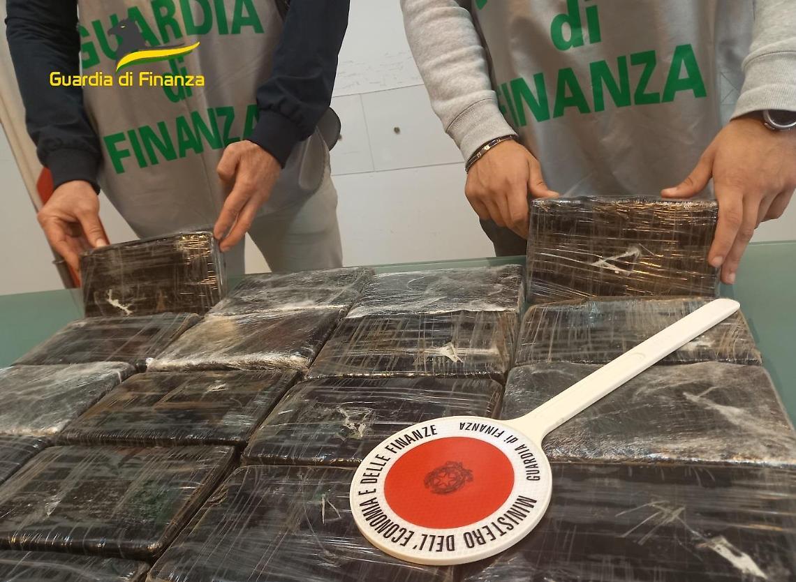 Traffico di droga e sequestro di persona: 16 arresti