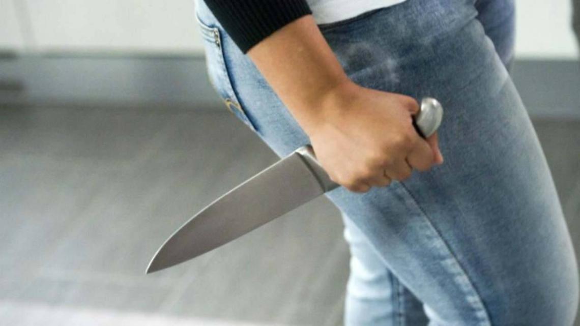 Famiglia minacciata con le forbici, moglie arrestata