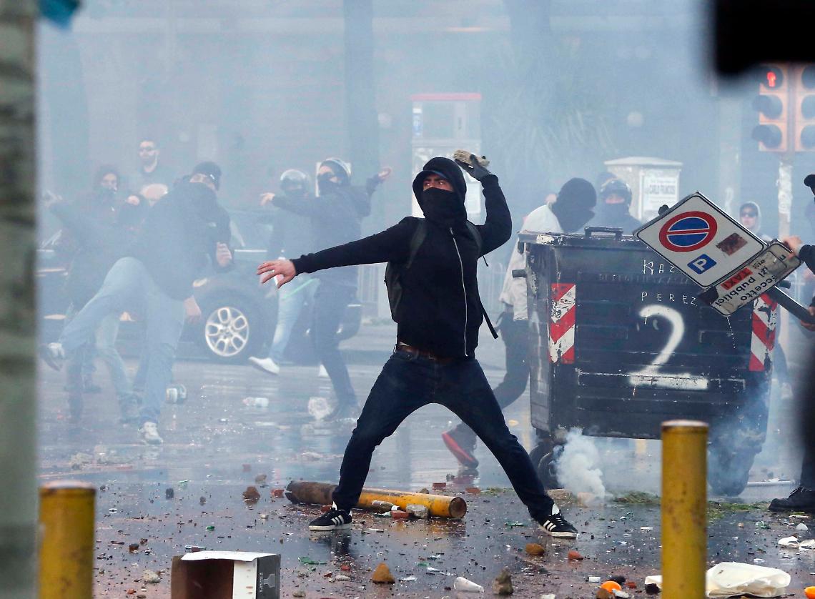 Guerriglia a Napoli, processo per due manifestanti
