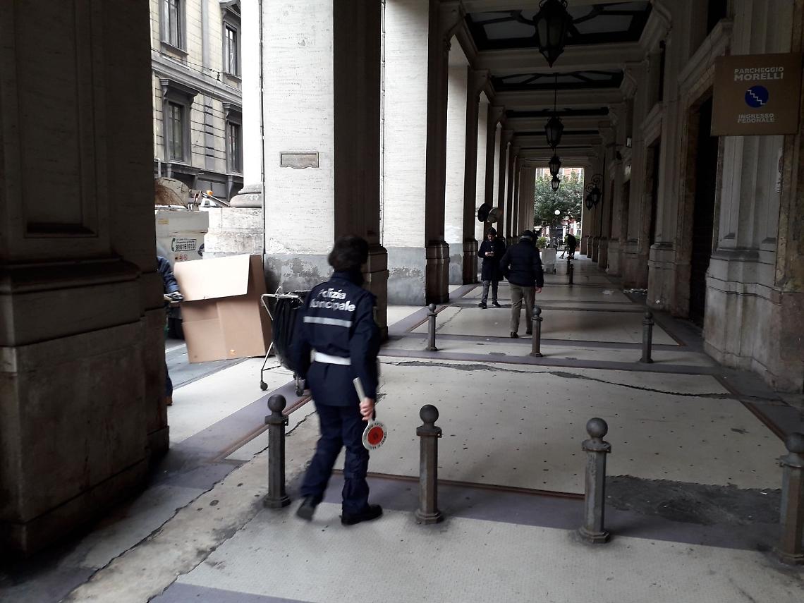 Via Morelli, clochard accompagnati nei centri d'accoglienza