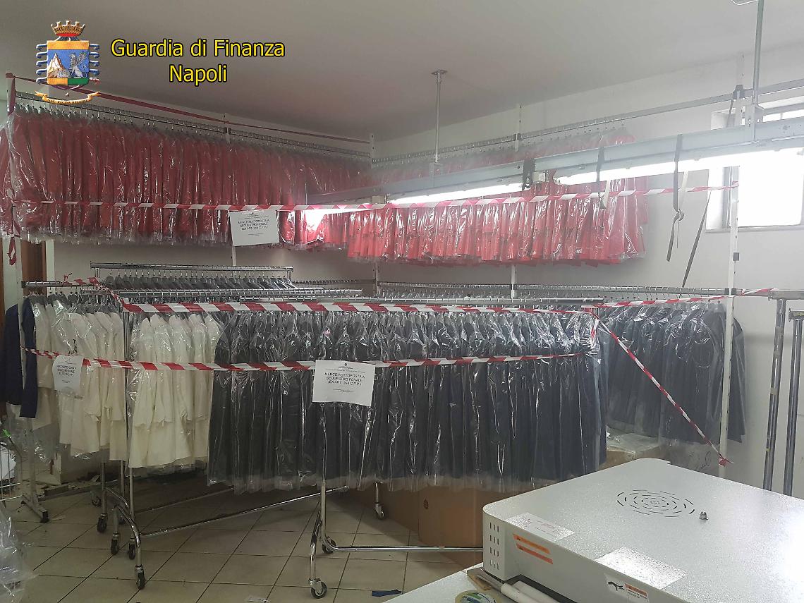 Abiti con false griffe e lavoratori al nero, denunciate 5 persone