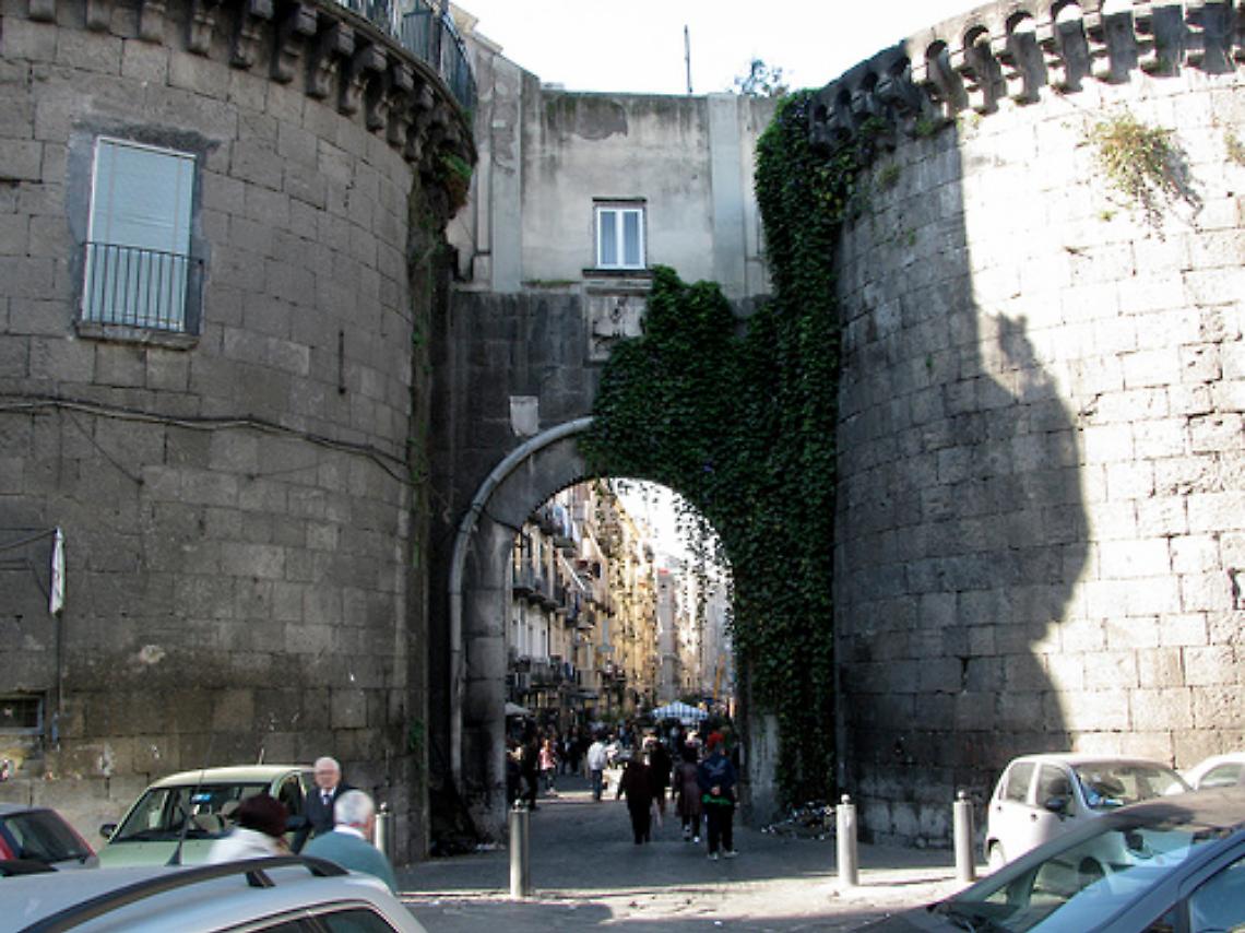 Porta Nolana, controlli e sequestri