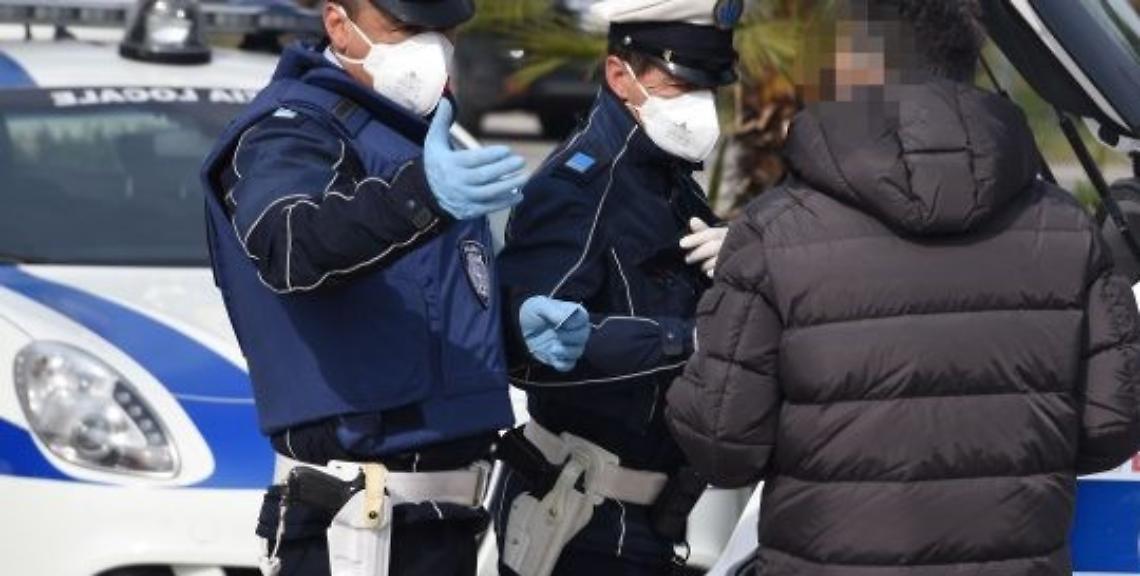Controlli a Chiaia, denunciati titolari di bar e ricevitoria: 18 nei guai senza autocertificazione