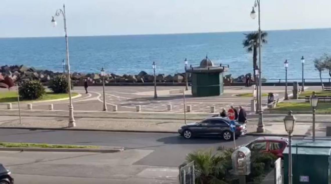 Troppa gente sul Lungomare di Salerno, De Luca manda tutti a casa
