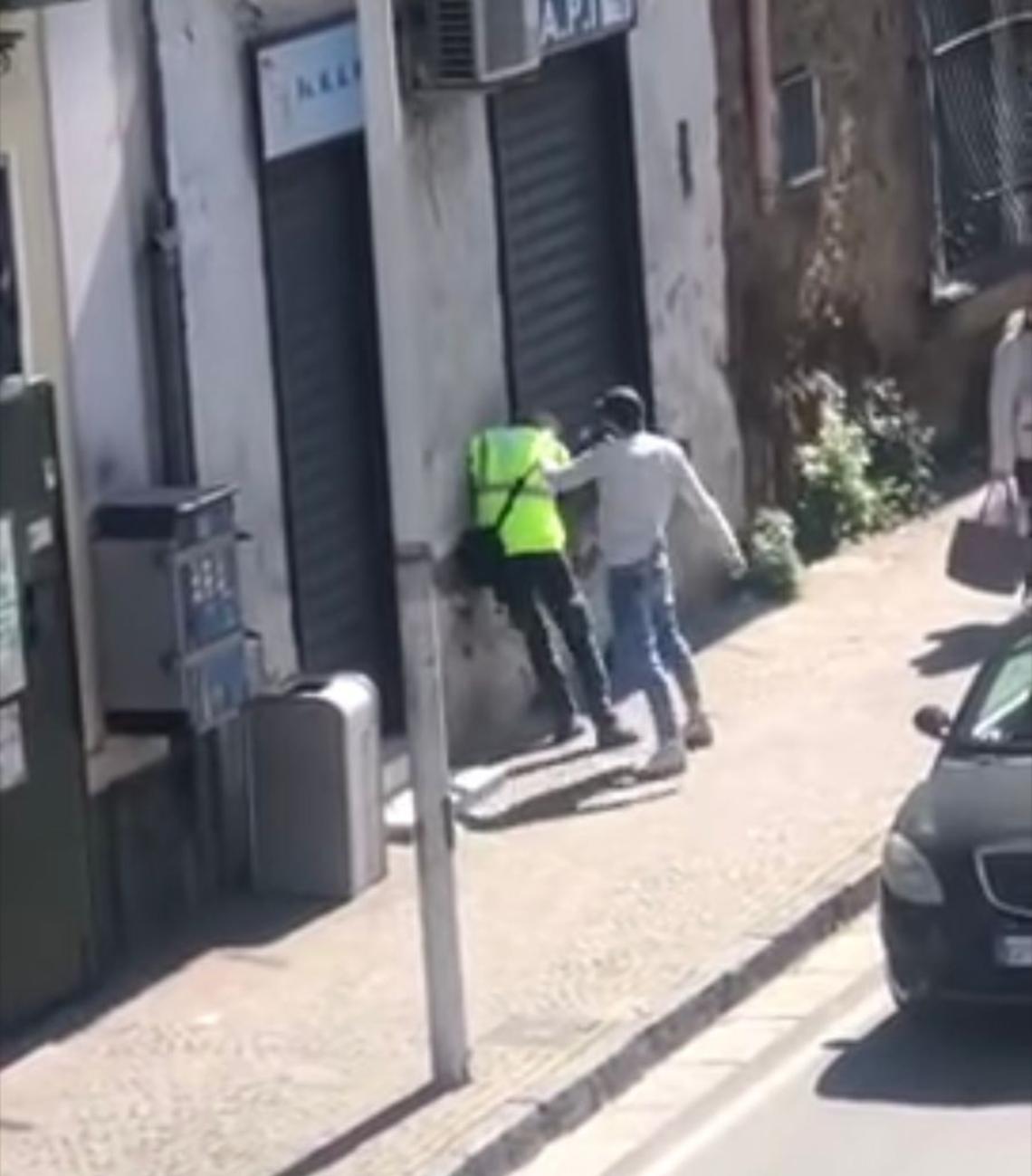 Postino preso a calci e pugni, il video è virale 