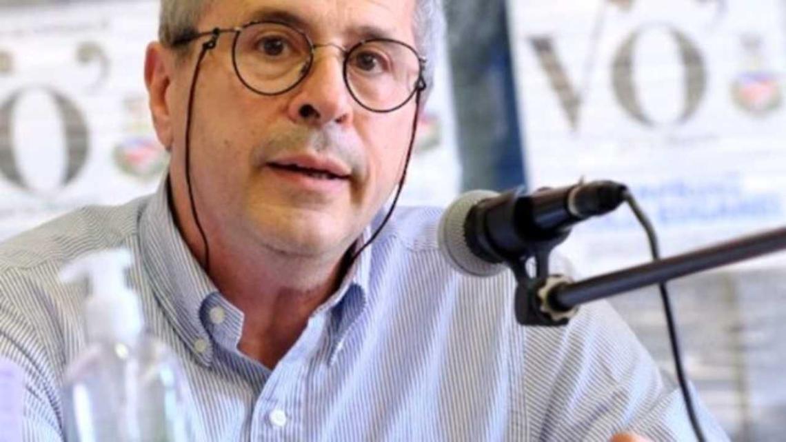 Covid, Crisanti: «Il virus rimane sui soldi, usiamo la carta di credito»
